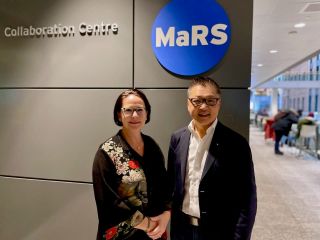 (de g. à dr.) Yuriko Backes, ministre des Finances ; Yung Wu, CEO MaRS Discovery District